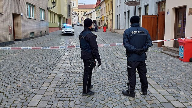 V centru Kroměříže došlo k výbuchu v jednom z bytů. Policisté dům a jeho okolí zabezpečují. (2. prosince 2022)