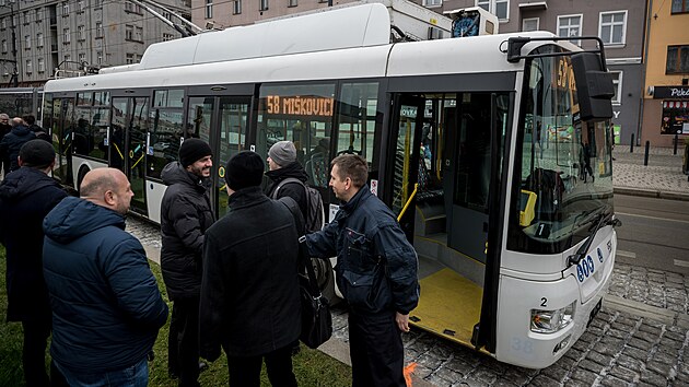 Dopravn podnik Praha pozval novine na prezentan jzdu po nov trolejbusov trati na lince . 58, kter bude jezdit na trase Palmovka - Letany - akovice - Mikovice. (2. prosince 2022)