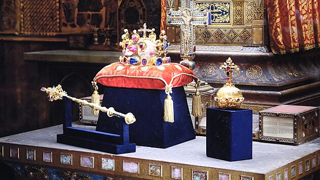 Korunovan klenoty mohou bt vystaveny pouze v arelu Hradu, tentokrt je lid uvid netradin v katedrle svatho Vta. (5. prosince 2022)