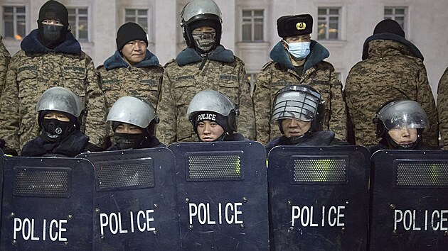ady v Ulnbtaru nadily rozehnat protivldn demonstraci na stednm nmst hlavnho msta a u sdla vldy. (5. prosince 2022)