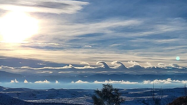 Obyvatelm americkho sttu Wyoming se tento tden naskytl neobyejn pohled. Jednalo se o vzcn jev znm jako Kelvin-Helmholtzovy oblaky. (9. prosince 2022)