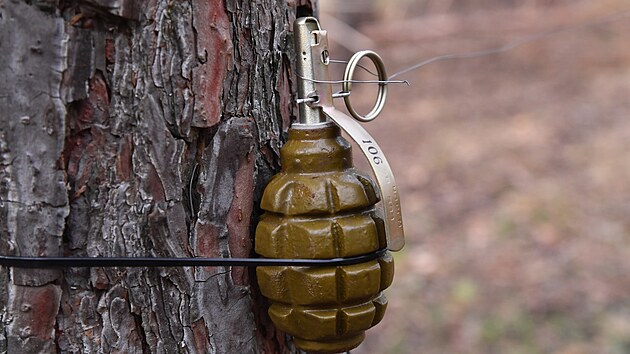 Rusov� zanechali Ukrajinc�m smrt�c� �p�ekvapen�, mus� je odstra�ovat t�my pro nalezen� a odebr�n� bomb. (20. z��� 2022)