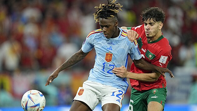 �pan�lsk� fotbalista Nico Williams (vlevo) a marock� jeho soupe� Abda Azzalz�l�...