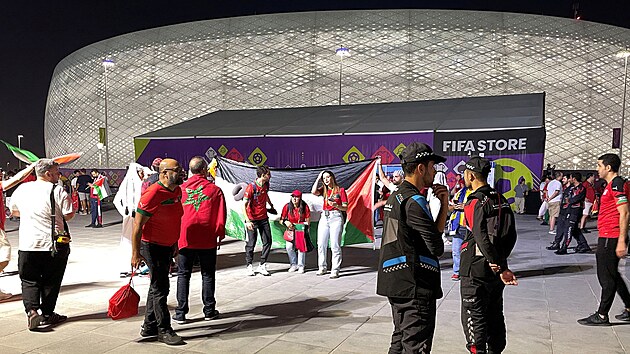 Fanouci Maroka s palestinskou vlajkou ped jedním ze stadion na fotbalovém...