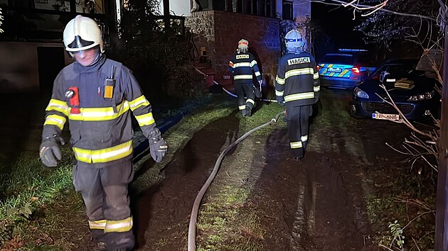 K požáru chalupy v okrese Příbram vyjeli profesionální hasiči ze stanice HZS Dobříš a jednotky sboru dobrovolných hasičů.