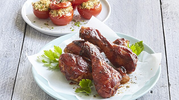 Ku�ec� pali�ky v BBQ om��ce s gratinovan�mi raj�aty