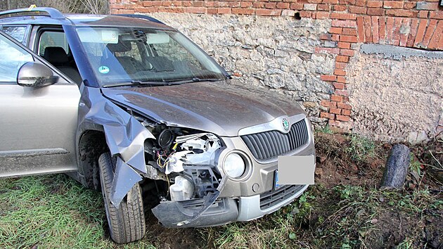 Ujdjc auto ukraden v Nmecku pronsledovala po Domalicku policejn hldka. Ve skonilo nehodou a zadrenm idie. (5. prosince 2022)