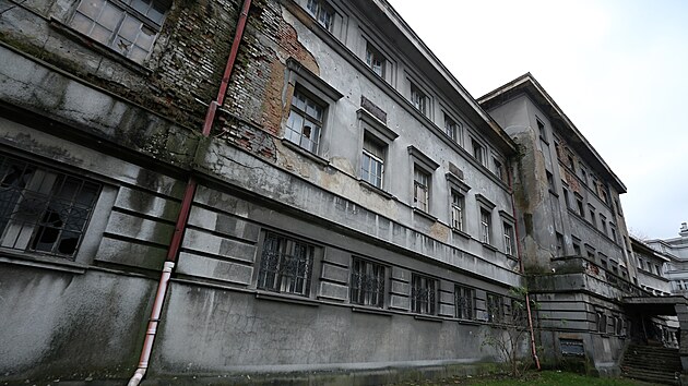Budova lzn na Denisov nbe u eky Radbuzy v centru Plzn chtr ti desetilet. M vymlcen okna, zatk do n, opadv omtka. (5. prosince 2022)