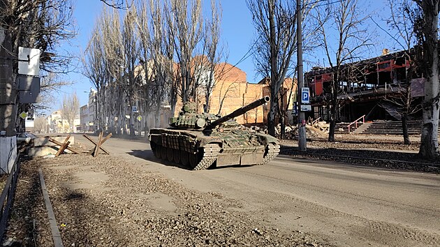 Pusto a prázdno. Ukrajinský tank projíždí místem, které bylo před válkou rušnou ulicí