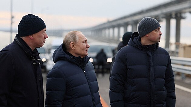 Rusk dikttor Vladimir Putin podle ruskch agentur navtvil Kersk most, kter v jnu poniil vbuch. Most spojuje rusk zem s okupovanm poloostrovem Krym na Ukrajin. (5. prosince 2022)