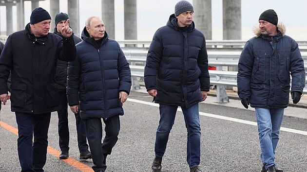 Ruský diktátor Vladimir Putin podle ruských agentur navštívil Kerčský most, který v říjnu poničil výbuch. Most spojuje ruské území s okupovaným poloostrovem Krym na Ukrajině. (5. prosince 2022)