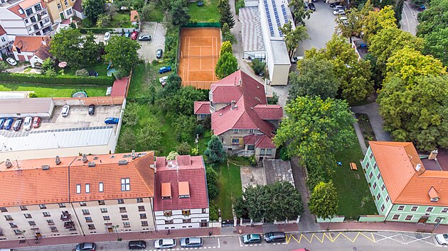 Vila stoj v Otakarov ulici kousek od historickho centra.