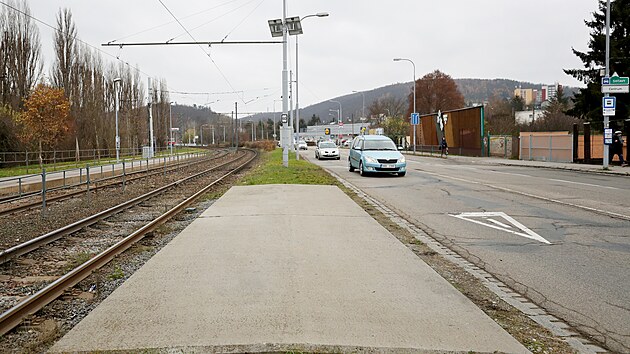 Pechod mezi tramvajovou zastvkou a dopravnm terminlem Zoologick zahrada v Obvodov ulici v brnnsk Bystrci je chaotickm mstem. Podzemn podchod je vak u dlouh roky zaven a pikryt elezobetonovmi deskami.