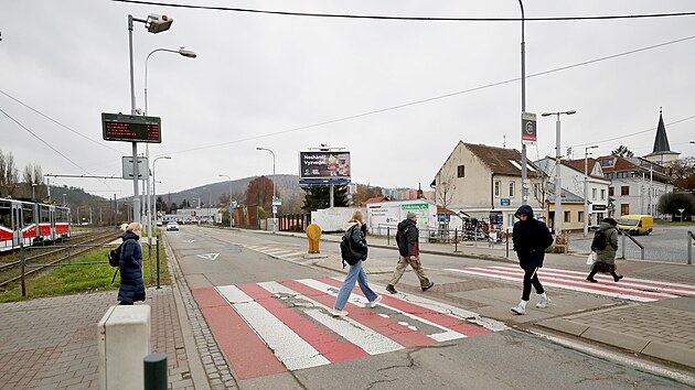 Pechod mezi tramvajovou zastvkou a dopravnm terminlem Zoologick zahrada v Obvodov ulici v brnnsk Bystrci je chaotickm mstem, podzemn podchod je vak u dlouh roky zaven.