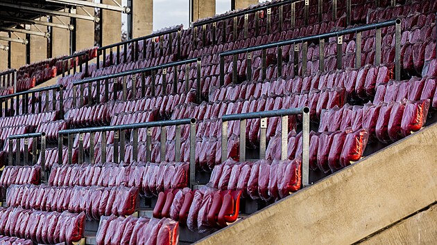 Nové sedačky na fotbalovém stadionu v Pardubicích (1. 12. 2022)