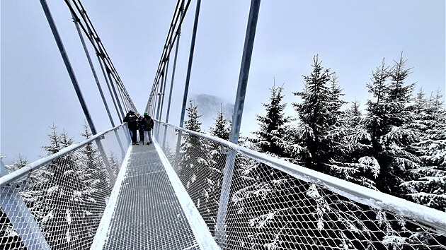 Leton novinka v podob 721 metr dlouhho visutho mostu Sky Bridge bude otevena i pes zimu.