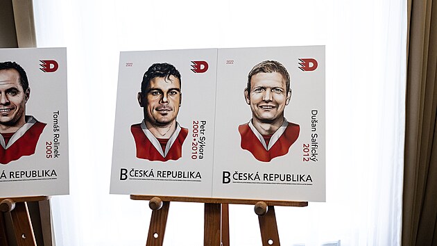 Po�tovn� zn�mky s v�znamn�mi osobnostmi pardubick�ho hokeje vydal klub ke 100. v�ro��. Arch zn�mek bude k dost�n� nap��klad ve fanshopech Dynama nebo na sekretari�tu klubu.