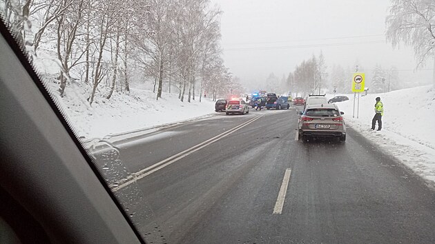 Dopravní nehoda policejního vozu s osobním automobilem na silnici mezi Jabloncem nad Nisou a Rychnovem (8. 12. 2022)
