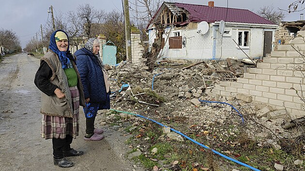 Z dom jsou trosky. Bbuky Marie ped ponienm domem ve vesnici Oleksandrivka.