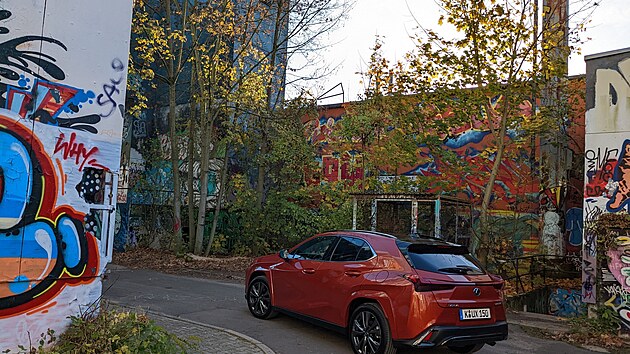 Lexus UX 250h v mstsk dungli. Bval americko-britsk odposlouchvac zkladna na kopci Teufelsberg byla jednm z nejvce chrnnch mst Zpadnho Berlna.