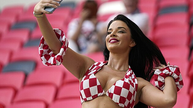 Fanynka chorvatskch fotbalist rda provokuje,  tribuny katarskch stadion navtvuje jen v podprsence, kter je v nrodnch symbolech.
