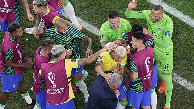 Brazilsk trenr Tite pi slav glu Richarlisona, kdy si spolen zatancovali. Osmifinle MS v Kataru Brazlie vyhrla 4:1.