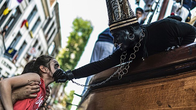 UNESCO sthlo tradin prvod obr v belgickm mst Ath ze seznamu nehmotnho kulturnho ddictv, a to kvli postav, kter m pedstavovat otroka a pochoduje bhem slavnosti se zaernnm obliejem, kroukem v nose a s okovy na rukou. (snmek z 25. srpna 2019)