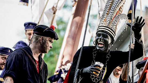 Jedna z postav průvodu v belgickém Ath představuje otroka, který pochoduje během slavnosti se začerněným obličejem, kroužkem v nose a s okovy na rukou. (snímek z 25. srpna 2019)
