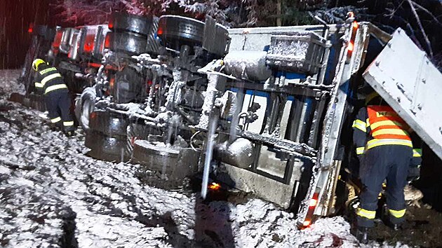 Sněhová kalamita působí komplikace v dopravě. Hasiči na Vysočině zasahovali u desítek nehod, například u nehody nákladního vozu, který se na kluzké vozovce převrátil na bok. (6. prosince 2022)