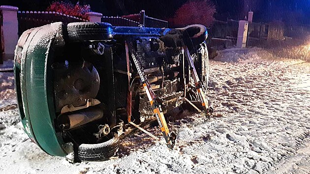 Hasiči na Vysočině zasahovali u desítek nehod, vozidla se na zasněžené vozovce převrátila na bok. (6. prosince 2022)