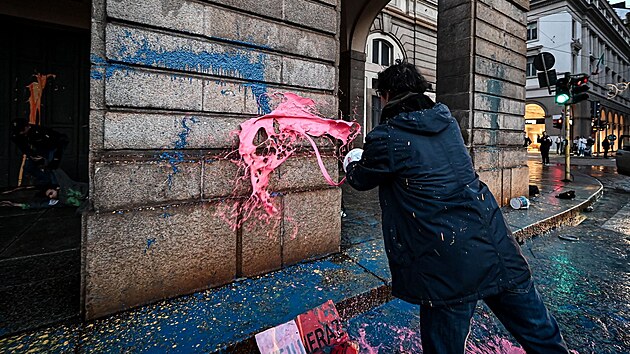 Ekologit aktivist polili ze u vchodu do opernho domu La Scala v Miln modrou a rovou barvou. (7. prosince 2022)