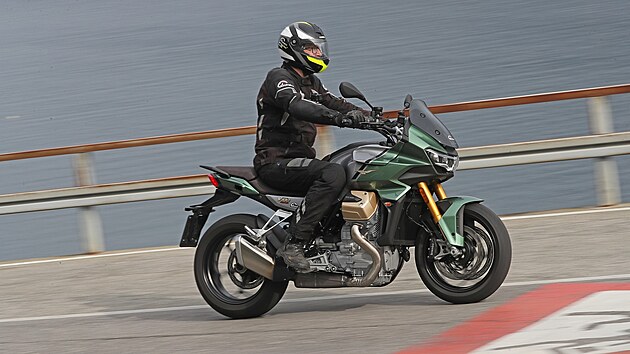 Dob�e tvarovan� sedlo vyhov� dlouh�n�m i men��m jezdc�m.