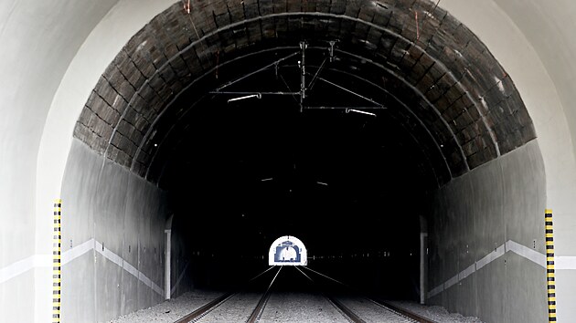 Blskajc se drty a posledn prce. Brzy se po trati a v opravenm tunelu znovu projedou vlaky.