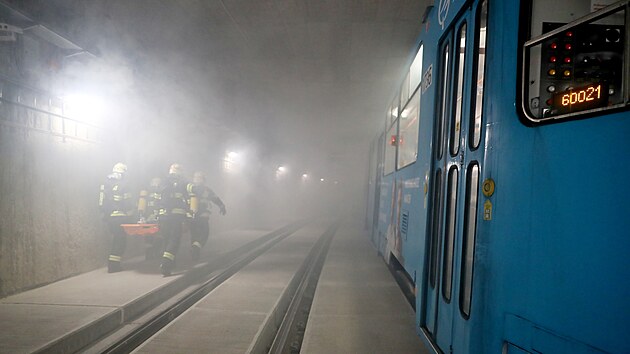 Záchranáři, hasiči a policisté cvičili zásah při požáru tramvaje v tunelu v Brně. (6. 12. 2022)