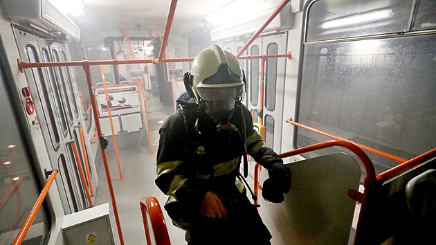 Záchranáři, hasiči a policisté cvičili zásah při požáru tramvaje v tunelu v Brně. (6. 12. 2022)