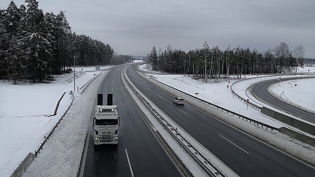Dlnice D3 na eskobudjovicku zstala prjezdn, mezi Tborem a koncem D3 nedaleko Milina ve Stedoeskm kraji ji policist na dv hodiny zaveli.