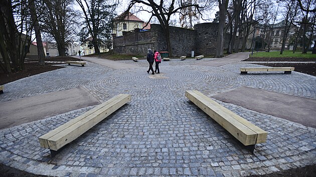 Centrln prostranstv na hlavn kiovatce cest nad AZ Centrem lk k setkvn s pteli.