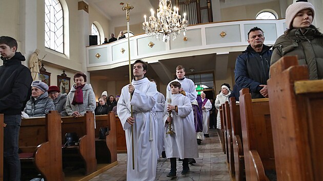 V kostele svatho Vclava, kde byl zavradn osmnctilet Josef, se v nedli uskutenila bohosluba s kajcm obadem. (4. prosince 2022)