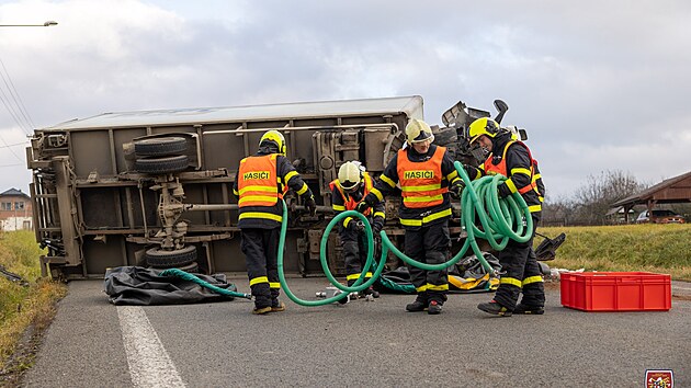 V Horním Žukově v Českém Těšíně se převrátilo na bok nákladní auto a zablokovalo silnici. Na místě zasahovaly čtyři jednotky hasičů. (5. prosince 2022)