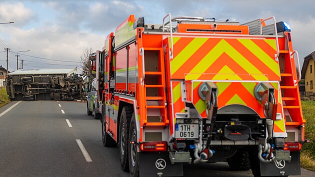 V Horním Žukově v Českém Těšíně se převrátilo na bok nákladní auto a zablokovalo silnici. Na místě zasahovaly čtyři jednotky hasičů. (5. prosince 2022)