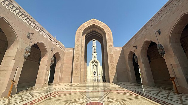 Mešita sultána Kábuse je hlavní mešitou v sultanátu Omán