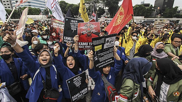 Stovky student poádaly demonstraci ped budovou indonéského parlamentu ji v...