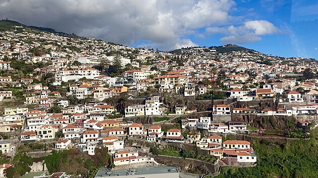 Funchal, hlavn� m�sto Madeiry. M�sto m� p�es 105 700 obyvatel, co� je v r�mci mal�ho ostrova jako Madeira obdivuhodn� velikost.