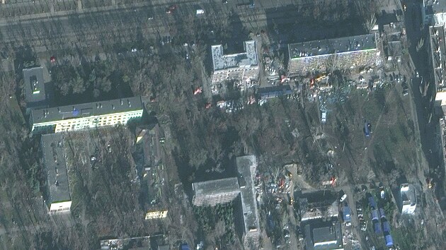Satelitn snmek ukazuje rekonstrukci nemocninch budov v ukrajinskm Mariupolu. (30. listopadu 2022)