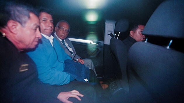 Sesazen perunsk prezident Pedro Castillo v aut vedle bvalho premira Anibala Torrese (7. prosince 2022)