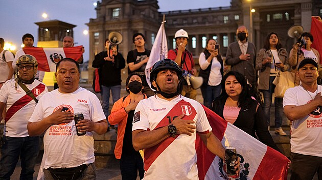 Destky lid v Lim mvaly perunskmi vlajkami a oslavovaly prezidentv pd. (7. prosince 2022)