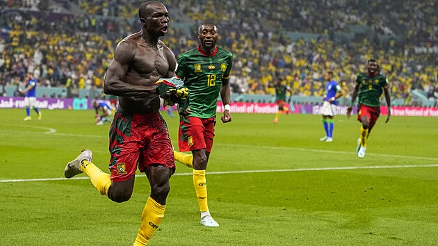 Kamerunsk Vincent Aboubakar slav gl do st Brazlie na mistrovstv svta...