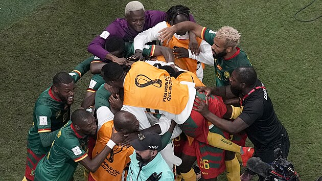 Fotbalist Kamerunu maj radost z glu do st Brazlie na mistrovstv svta...