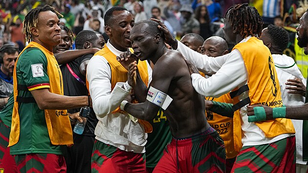 Fotbalist Kamerunu maj radost z glu do st Brazlie na mistrovstv svta...