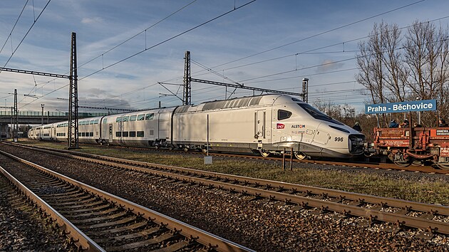 Do Česka přijel vysokorychlostní vlak TGV. Souprava nazvaná Avelia Horizon míří na zkušební okruh Výzkumného ústav železničního před nasazením do provozu ve Francii. Snímek je z Prahy - Běchovic.  (7. 12. 2022)